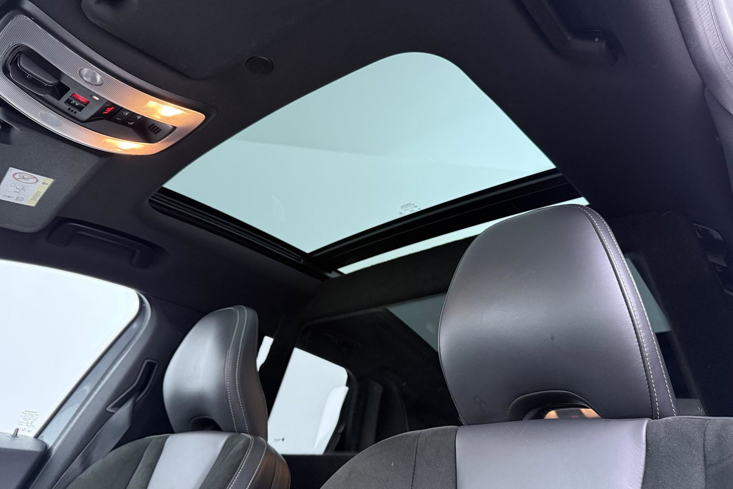 Volvo XC60 2.4 D4 AWD R-Design | GRIJS KENTEKEN | Panoramadak | Trekhaak | BLIS | Standkachel | Stoel+Stuurverwarming | Camera | ACC
