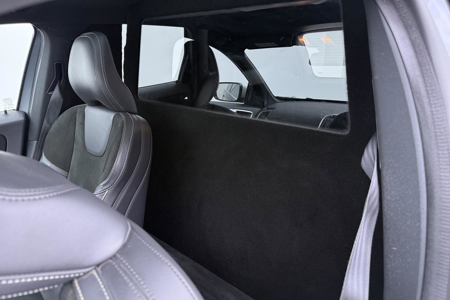 Volvo XC60 2.4 D4 AWD R-Design | GRIJS KENTEKEN | Panoramadak | Trekhaak | BLIS | Standkachel | Stoel+Stuurverwarming | Camera | ACC