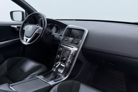 Volvo XC60 2.4 D4 AWD R-Design | GRIJS KENTEKEN | Panoramadak | Trekhaak | BLIS | Standkachel | Stoel+Stuurverwarming | Camera | ACC
