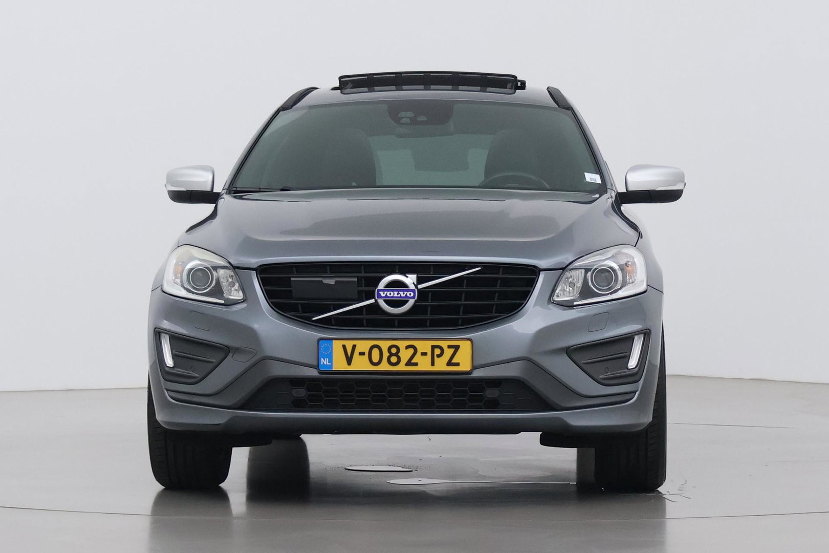 Volvo XC60 2.4 D4 AWD R-Design | GRIJS KENTEKEN | Panoramadak | Trekhaak | BLIS | Standkachel | Stoel+Stuurverwarming | Camera | ACC