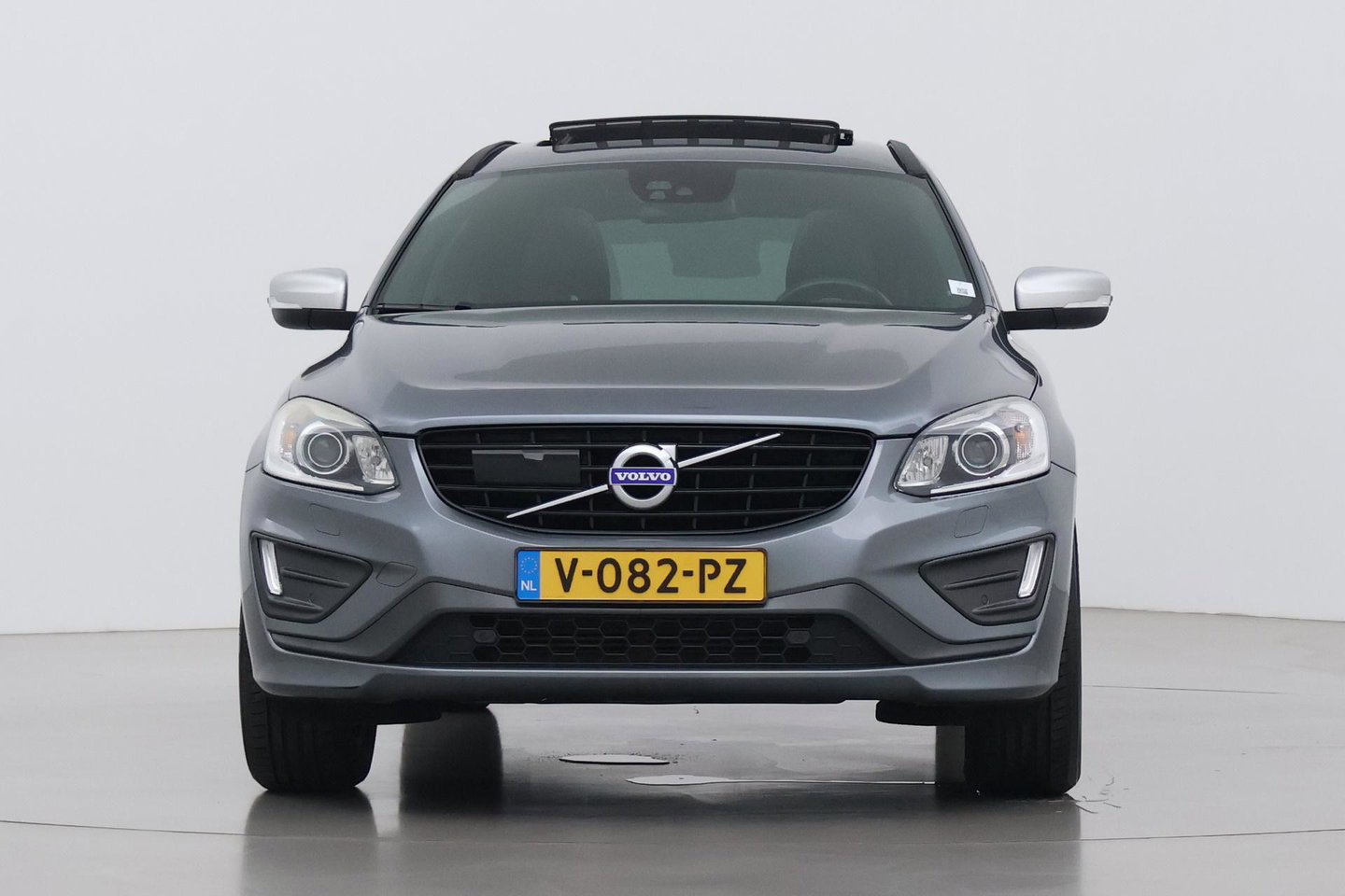Volvo XC60 2.4 D4 AWD R-Design | GRIJS KENTEKEN | Panoramadak | Trekhaak | BLIS | Standkachel | Stoel+Stuurverwarming | Camera | ACC
