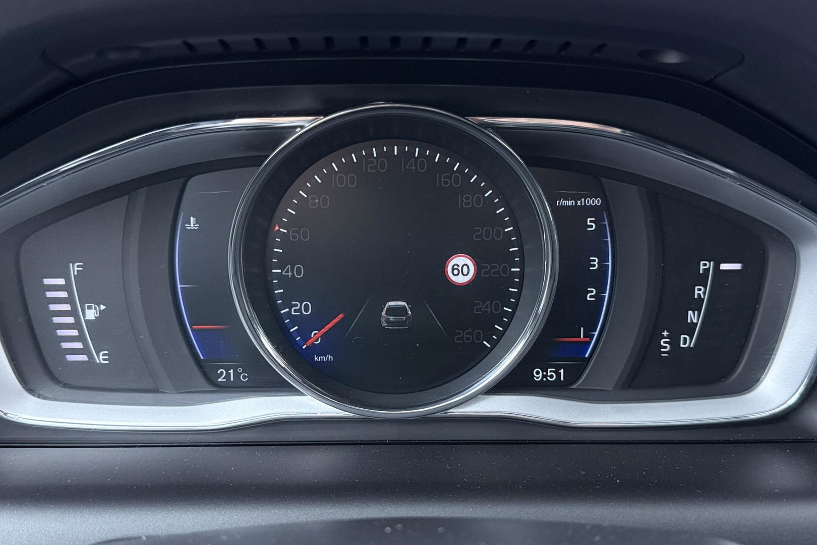 Volvo XC60 2.4 D4 AWD R-Design | GRIJS KENTEKEN | Panoramadak | Trekhaak | BLIS | Standkachel | Stoel+Stuurverwarming | Camera | ACC