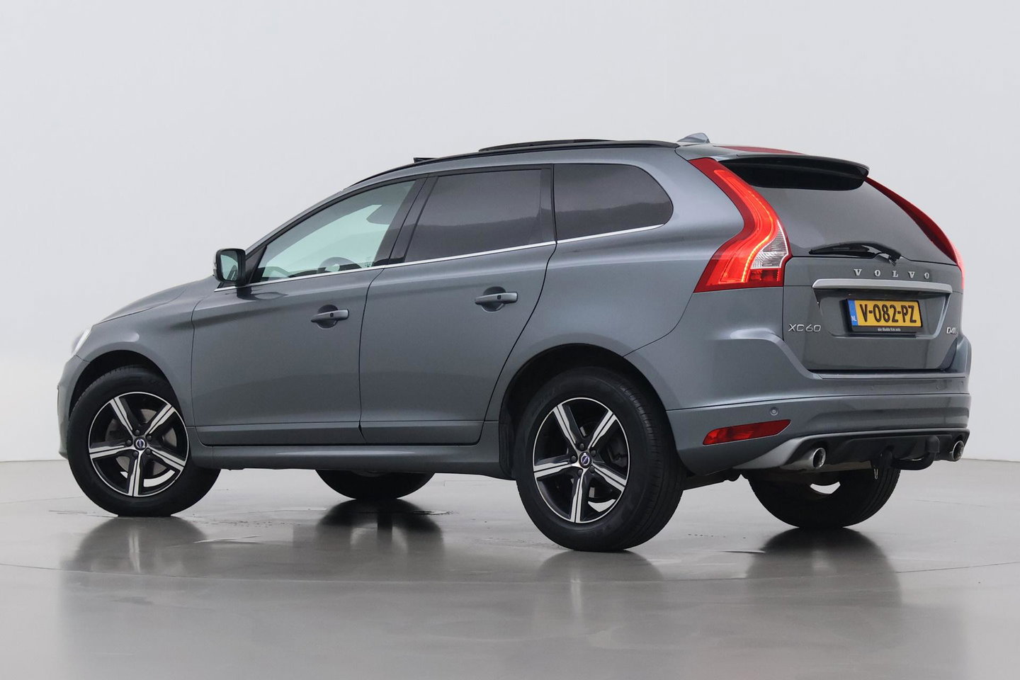 Volvo XC60 2.4 D4 AWD R-Design | GRIJS KENTEKEN | Panoramadak | Trekhaak | BLIS | Standkachel | Stoel+Stuurverwarming | Camera | ACC