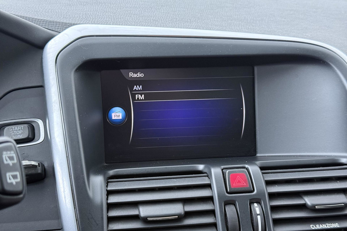 Volvo XC60 2.4 D4 AWD R-Design | GRIJS KENTEKEN | Panoramadak | Trekhaak | BLIS | Standkachel | Stoel+Stuurverwarming | Camera | ACC