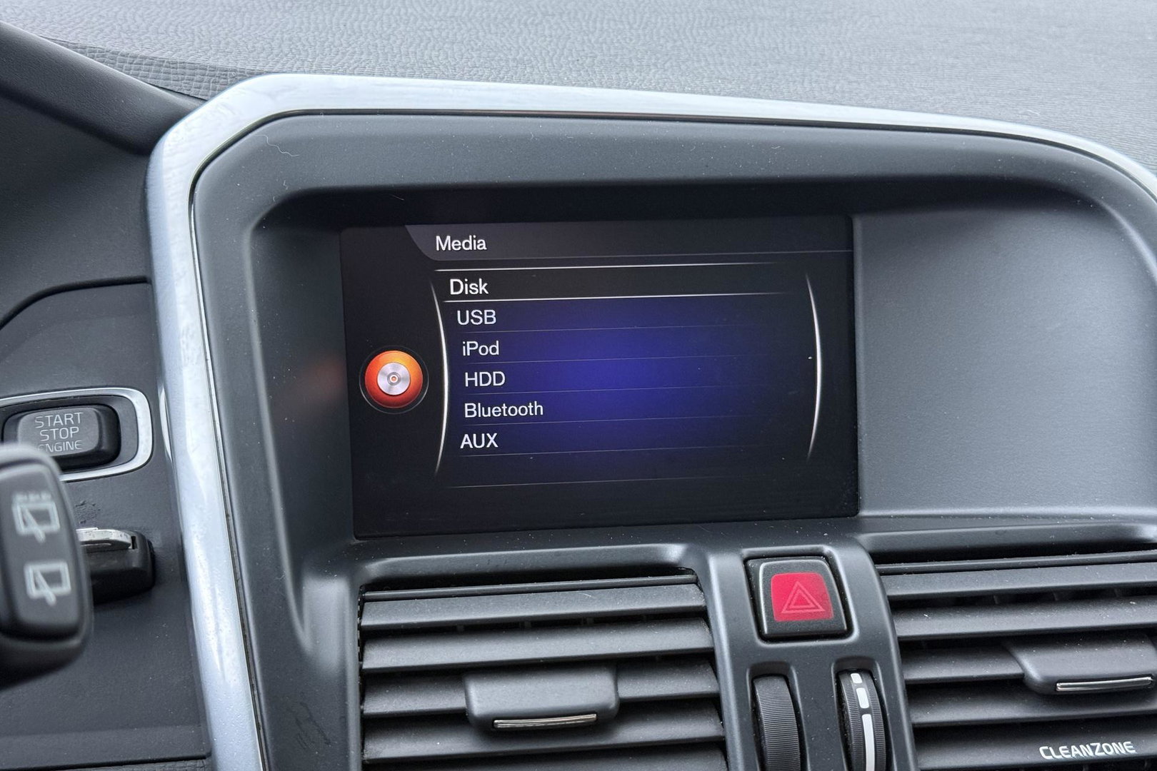 Volvo XC60 2.4 D4 AWD R-Design | GRIJS KENTEKEN | Panoramadak | Trekhaak | BLIS | Standkachel | Stoel+Stuurverwarming | Camera | ACC