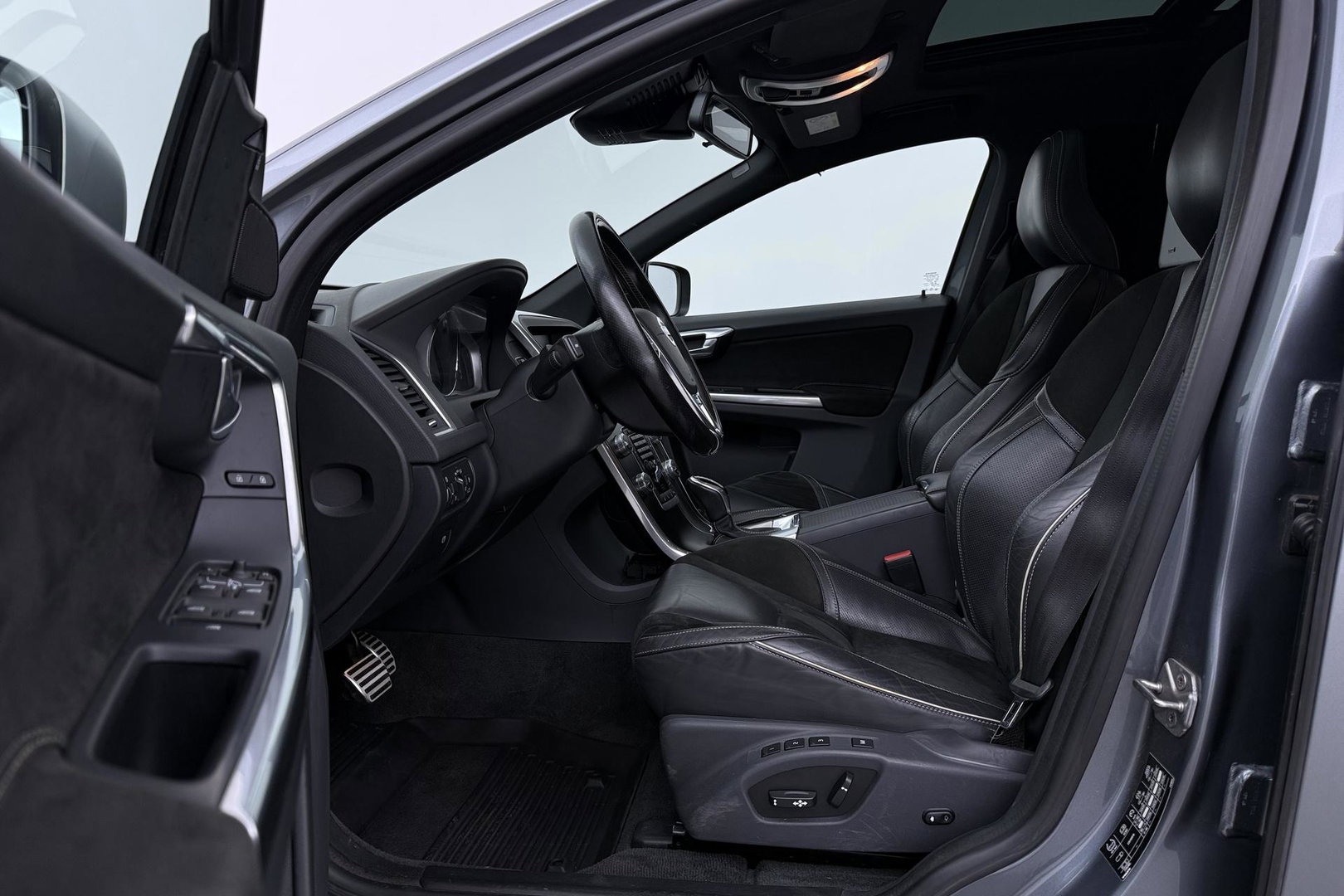 Volvo XC60 2.4 D4 AWD R-Design | GRIJS KENTEKEN | Panoramadak | Trekhaak | BLIS | Standkachel | Stoel+Stuurverwarming | Camera | ACC