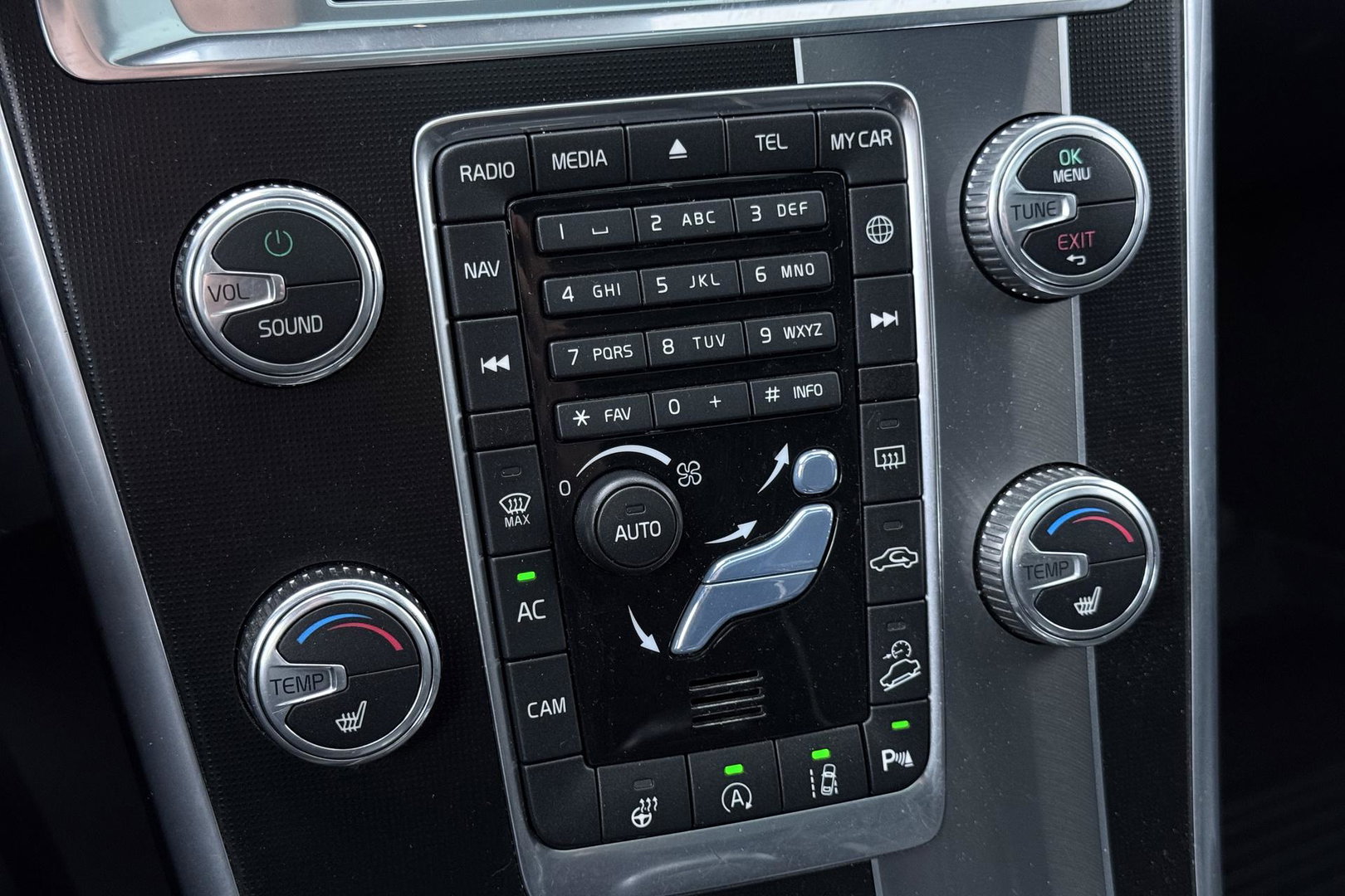 Volvo XC60 2.4 D4 AWD R-Design | GRIJS KENTEKEN | Panoramadak | Trekhaak | BLIS | Standkachel | Stoel+Stuurverwarming | Camera | ACC