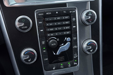 Volvo XC60 2.4 D4 AWD R-Design | GRIJS KENTEKEN | Panoramadak | Trekhaak | BLIS | Standkachel | Stoel+Stuurverwarming | Camera | ACC