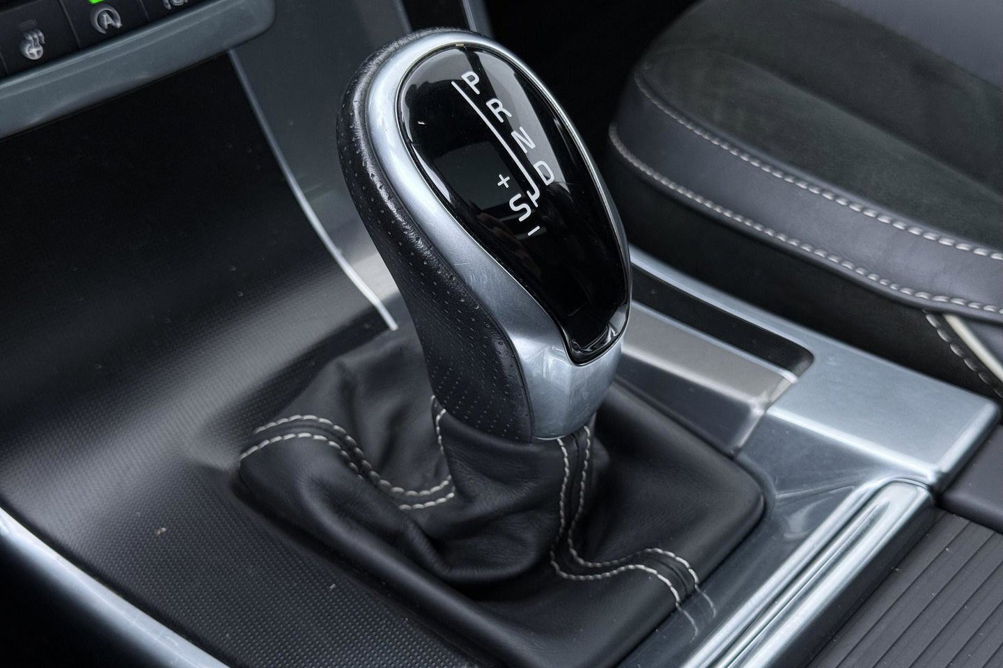 Volvo XC60 2.4 D4 AWD R-Design | GRIJS KENTEKEN | Panoramadak | Trekhaak | BLIS | Standkachel | Stoel+Stuurverwarming | Camera | ACC