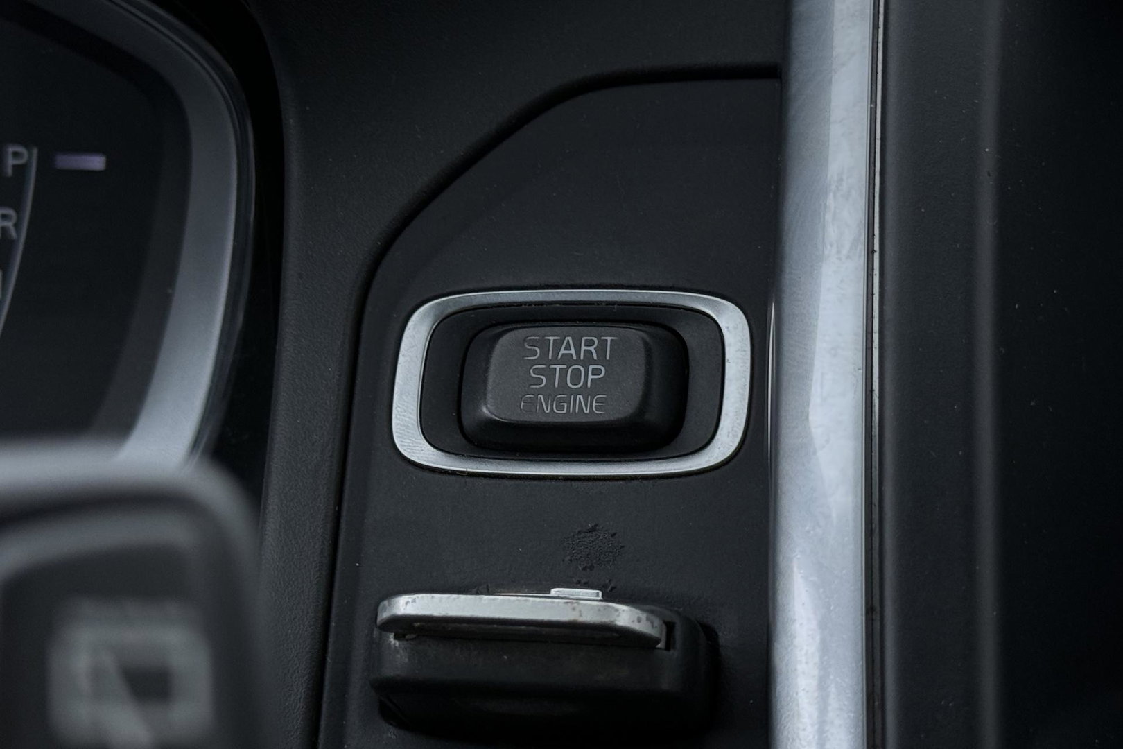 Volvo XC60 2.4 D4 AWD R-Design | GRIJS KENTEKEN | Panoramadak | Trekhaak | BLIS | Standkachel | Stoel+Stuurverwarming | Camera | ACC