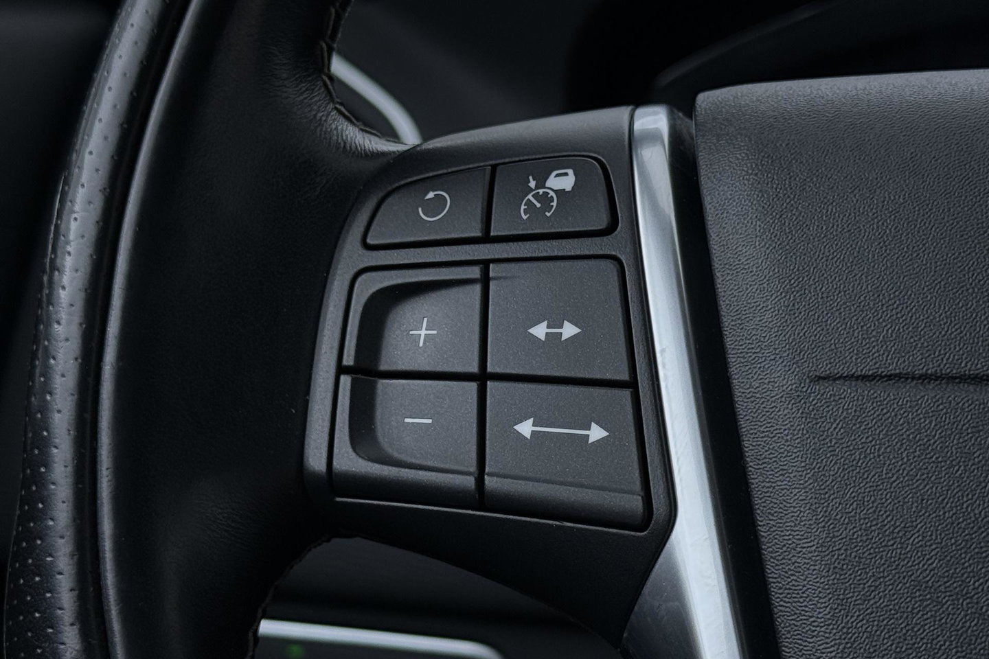 Volvo XC60 2.4 D4 AWD R-Design | GRIJS KENTEKEN | Panoramadak | Trekhaak | BLIS | Standkachel | Stoel+Stuurverwarming | Camera | ACC