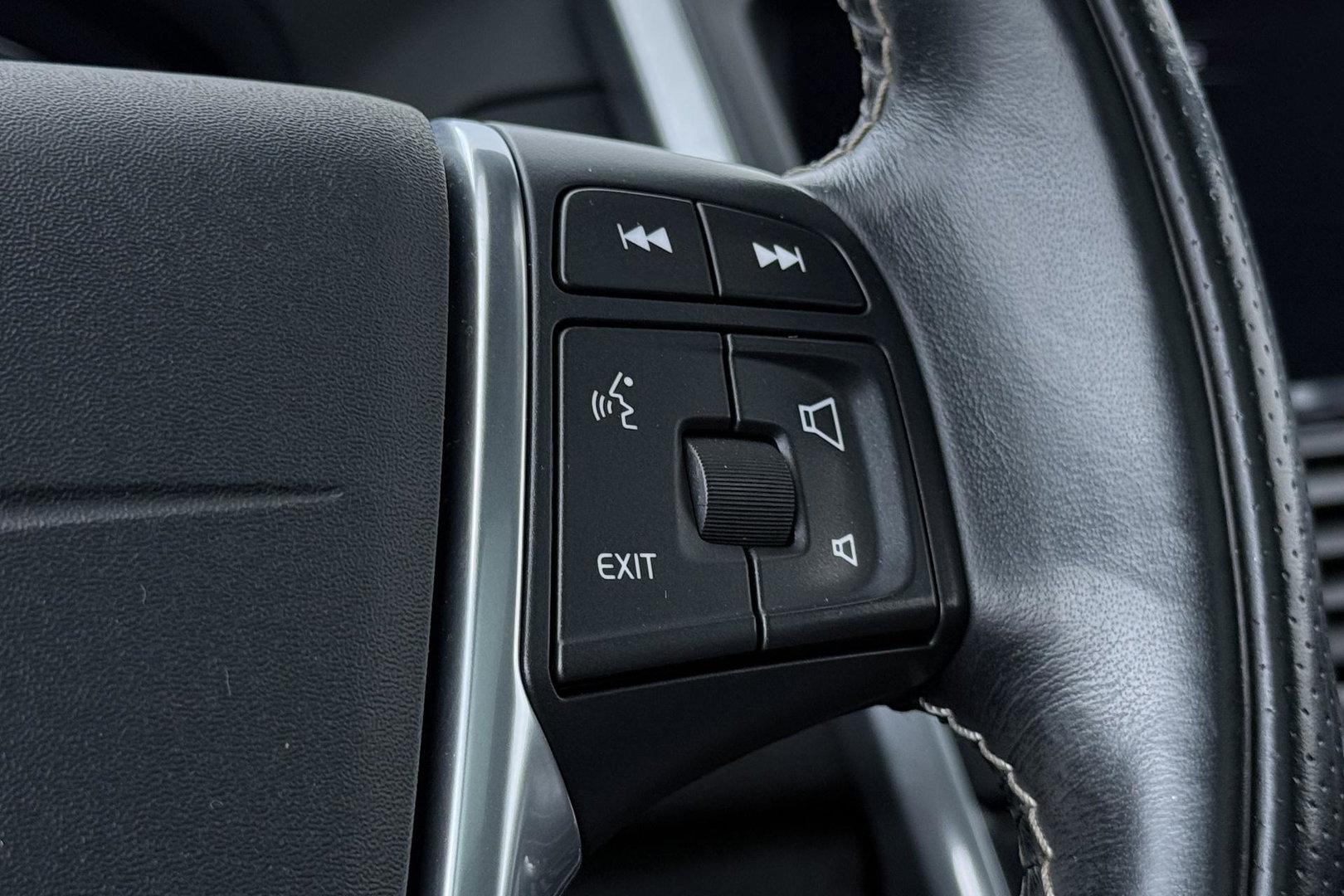 Volvo XC60 2.4 D4 AWD R-Design | GRIJS KENTEKEN | Panoramadak | Trekhaak | BLIS | Standkachel | Stoel+Stuurverwarming | Camera | ACC