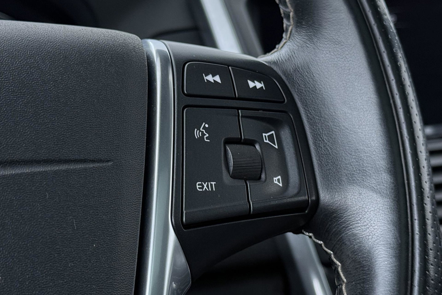 Volvo XC60 2.4 D4 AWD R-Design | GRIJS KENTEKEN | Panoramadak | Trekhaak | BLIS | Standkachel | Stoel+Stuurverwarming | Camera | ACC