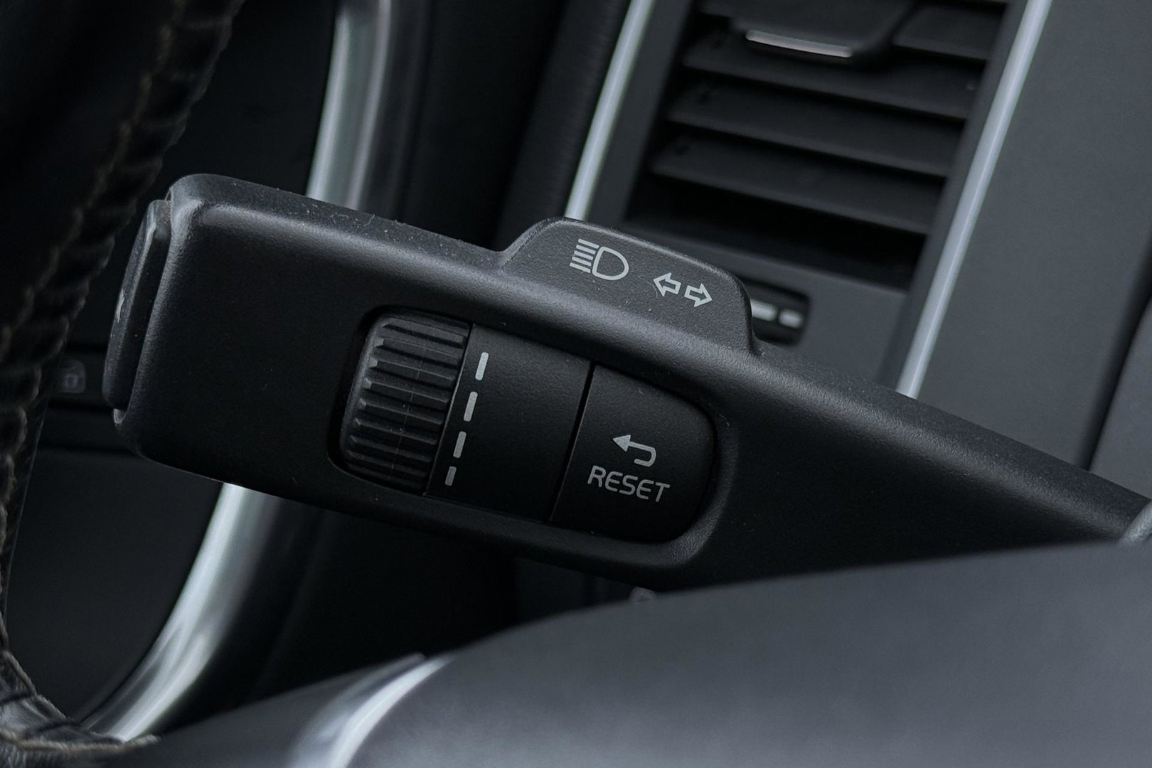 Volvo XC60 2.4 D4 AWD R-Design | GRIJS KENTEKEN | Panoramadak | Trekhaak | BLIS | Standkachel | Stoel+Stuurverwarming | Camera | ACC