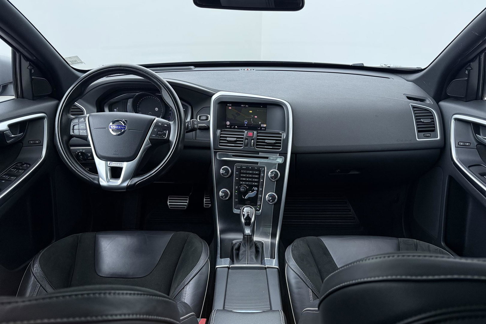 Volvo XC60 2.4 D4 AWD R-Design | GRIJS KENTEKEN | Panoramadak | Trekhaak | BLIS | Standkachel | Stoel+Stuurverwarming | Camera | ACC