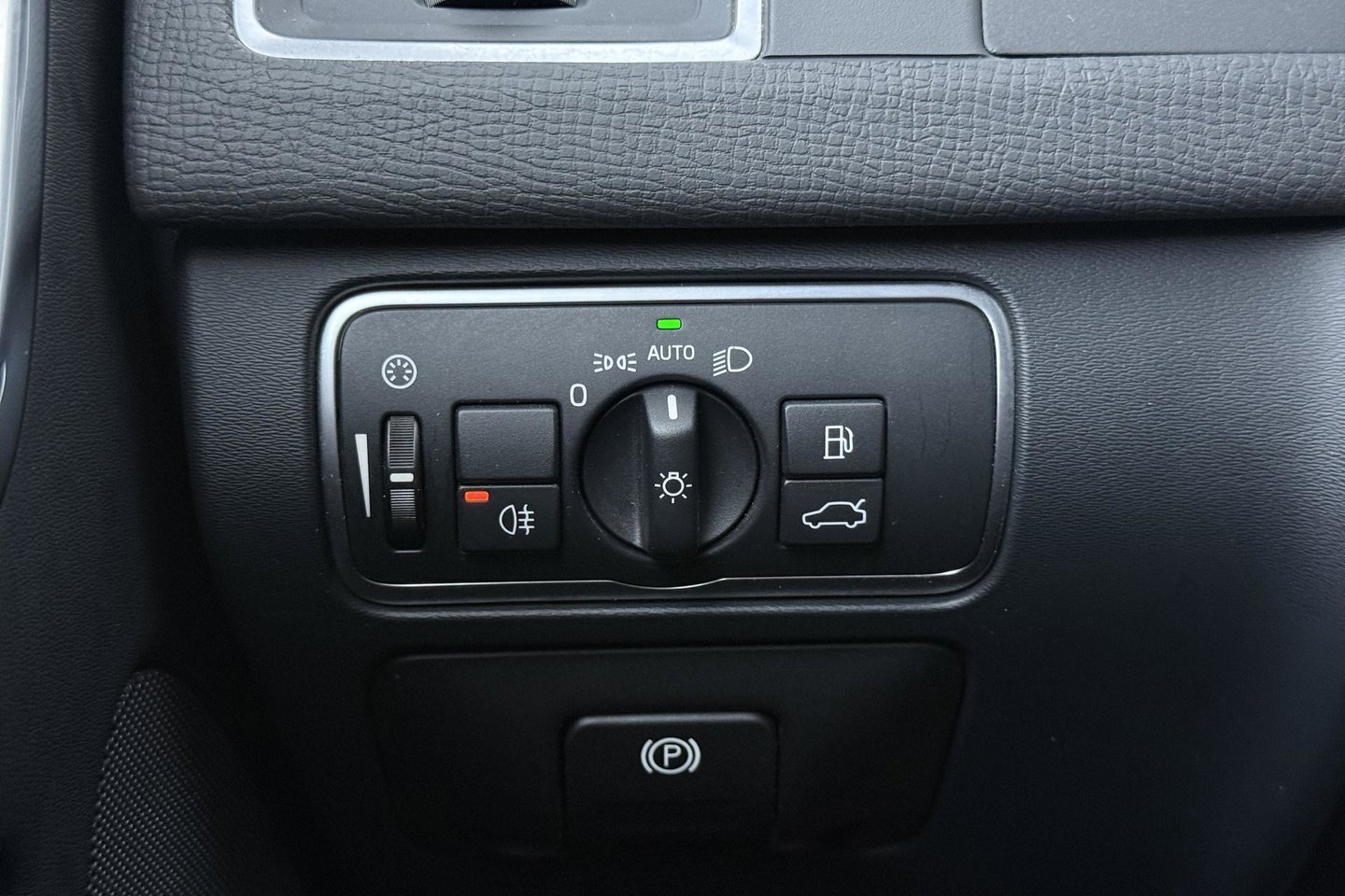 Volvo XC60 2.4 D4 AWD R-Design | GRIJS KENTEKEN | Panoramadak | Trekhaak | BLIS | Standkachel | Stoel+Stuurverwarming | Camera | ACC