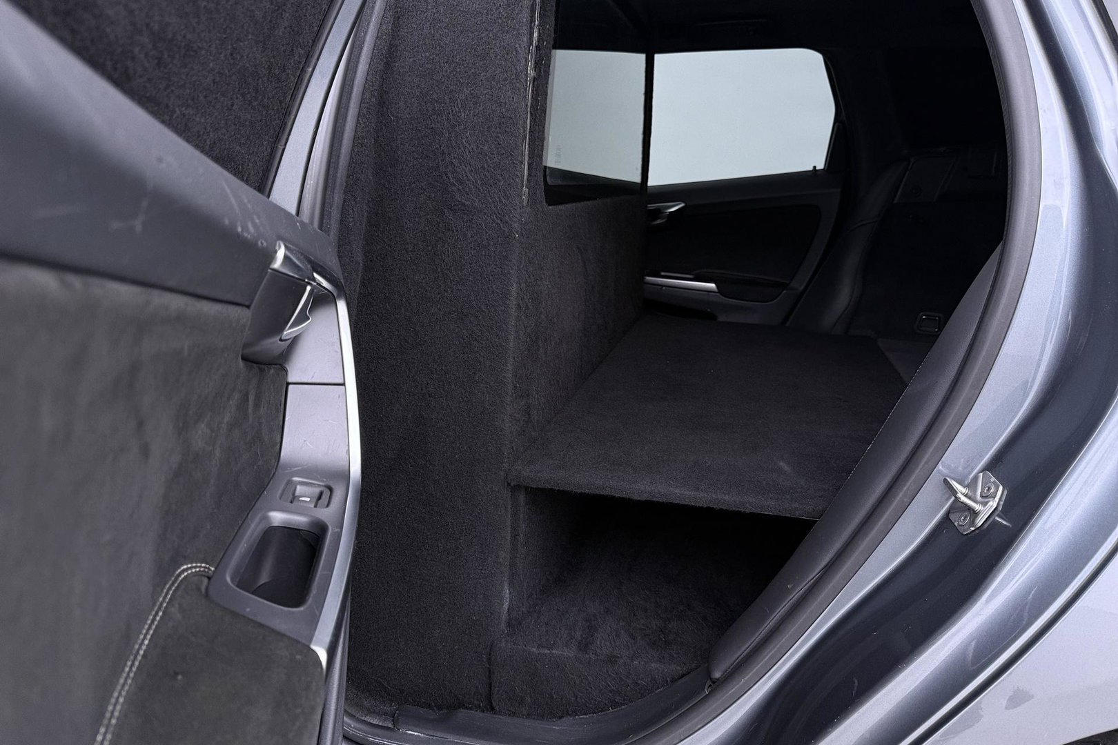 Volvo XC60 2.4 D4 AWD R-Design | GRIJS KENTEKEN | Panoramadak | Trekhaak | BLIS | Standkachel | Stoel+Stuurverwarming | Camera | ACC