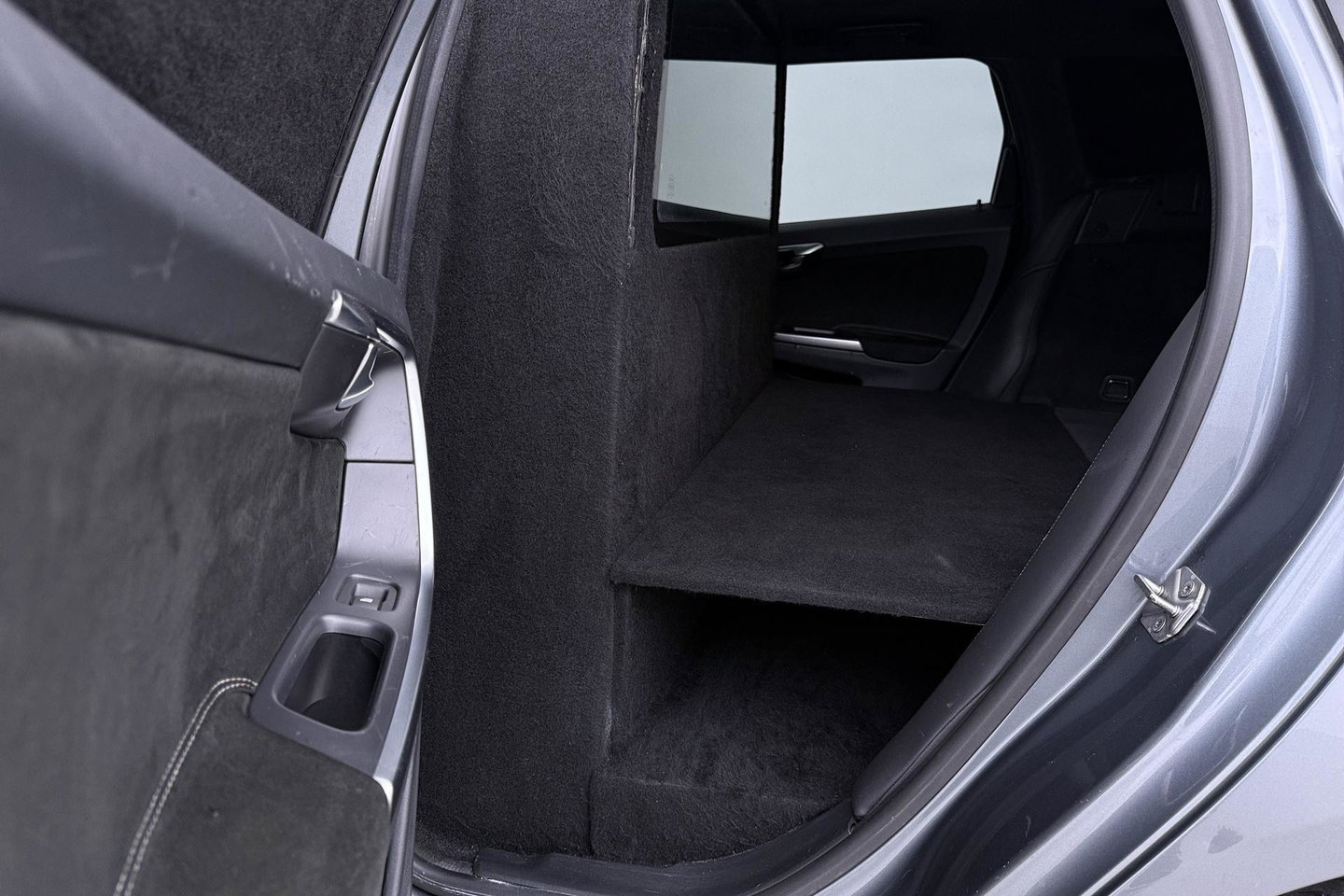 Volvo XC60 2.4 D4 AWD R-Design | GRIJS KENTEKEN | Panoramadak | Trekhaak | BLIS | Standkachel | Stoel+Stuurverwarming | Camera | ACC