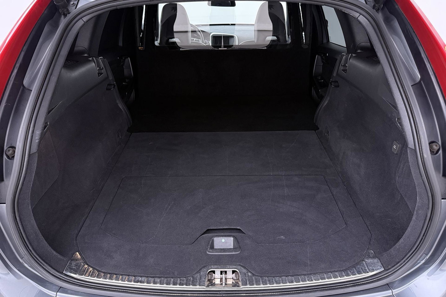 Volvo XC60 2.4 D4 AWD R-Design | GRIJS KENTEKEN | Panoramadak | Trekhaak | BLIS | Standkachel | Stoel+Stuurverwarming | Camera | ACC