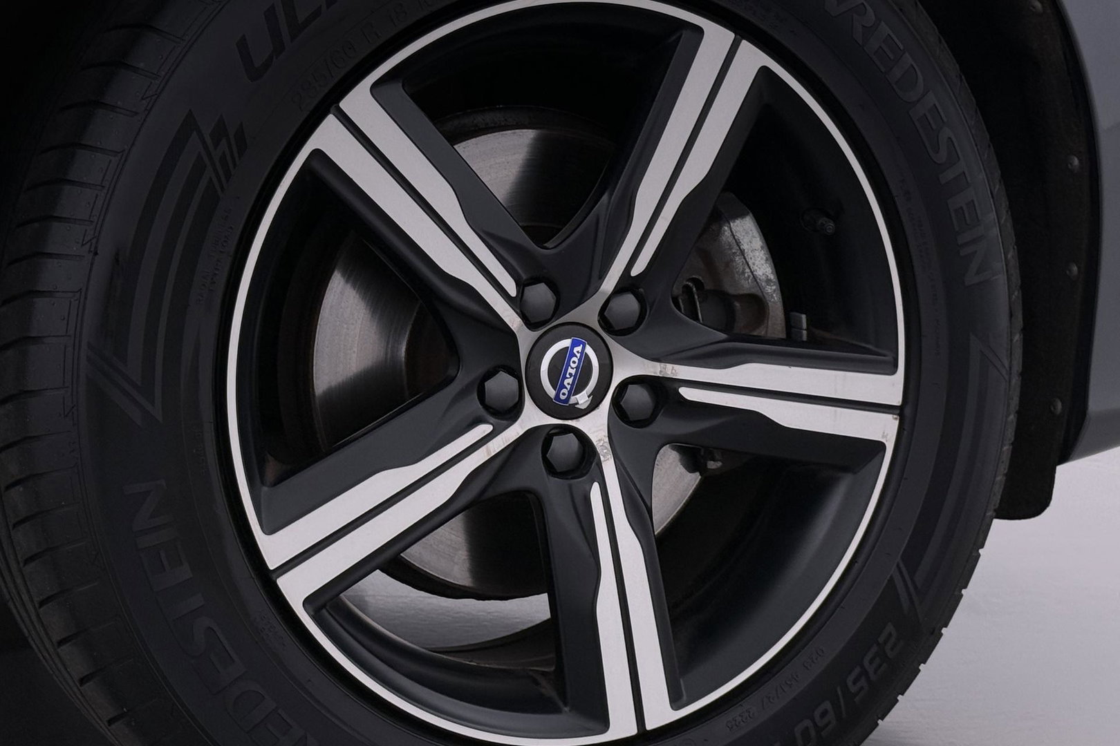 Volvo XC60 2.4 D4 AWD R-Design | GRIJS KENTEKEN | Panoramadak | Trekhaak | BLIS | Standkachel | Stoel+Stuurverwarming | Camera | ACC