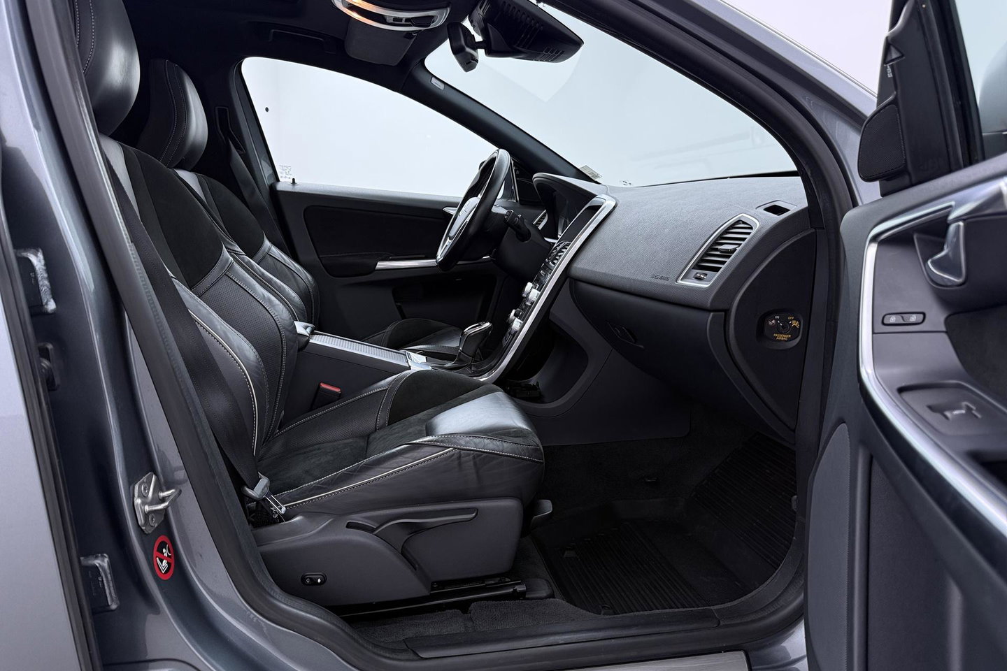 Volvo XC60 2.4 D4 AWD R-Design | GRIJS KENTEKEN | Panoramadak | Trekhaak | BLIS | Standkachel | Stoel+Stuurverwarming | Camera | ACC