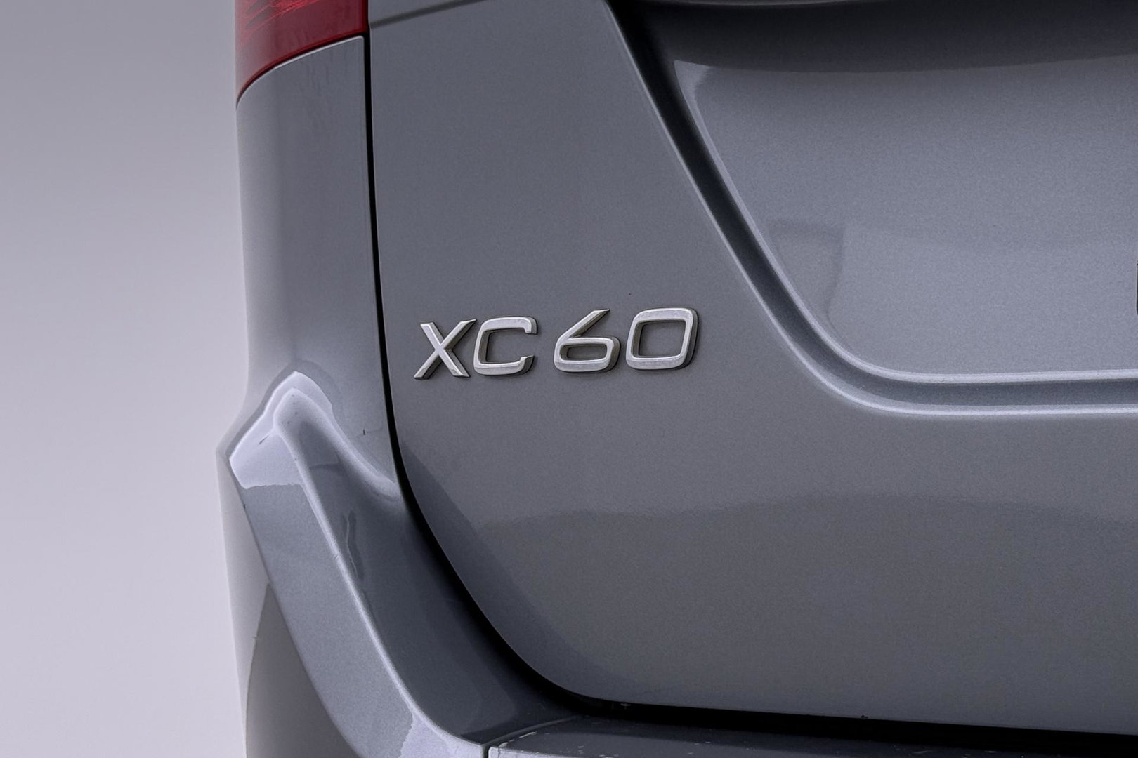 Volvo XC60 2.4 D4 AWD R-Design | GRIJS KENTEKEN | Panoramadak | Trekhaak | BLIS | Standkachel | Stoel+Stuurverwarming | Camera | ACC