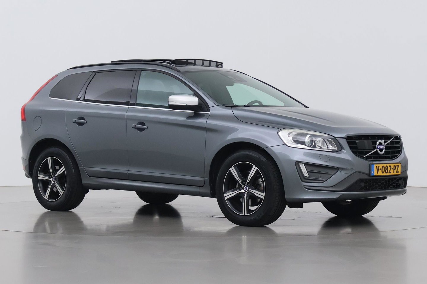 Volvo XC60 2.4 D4 AWD R-Design | GRIJS KENTEKEN | Panoramadak | Trekhaak | BLIS | Standkachel | Stoel+Stuurverwarming | Camera | ACC