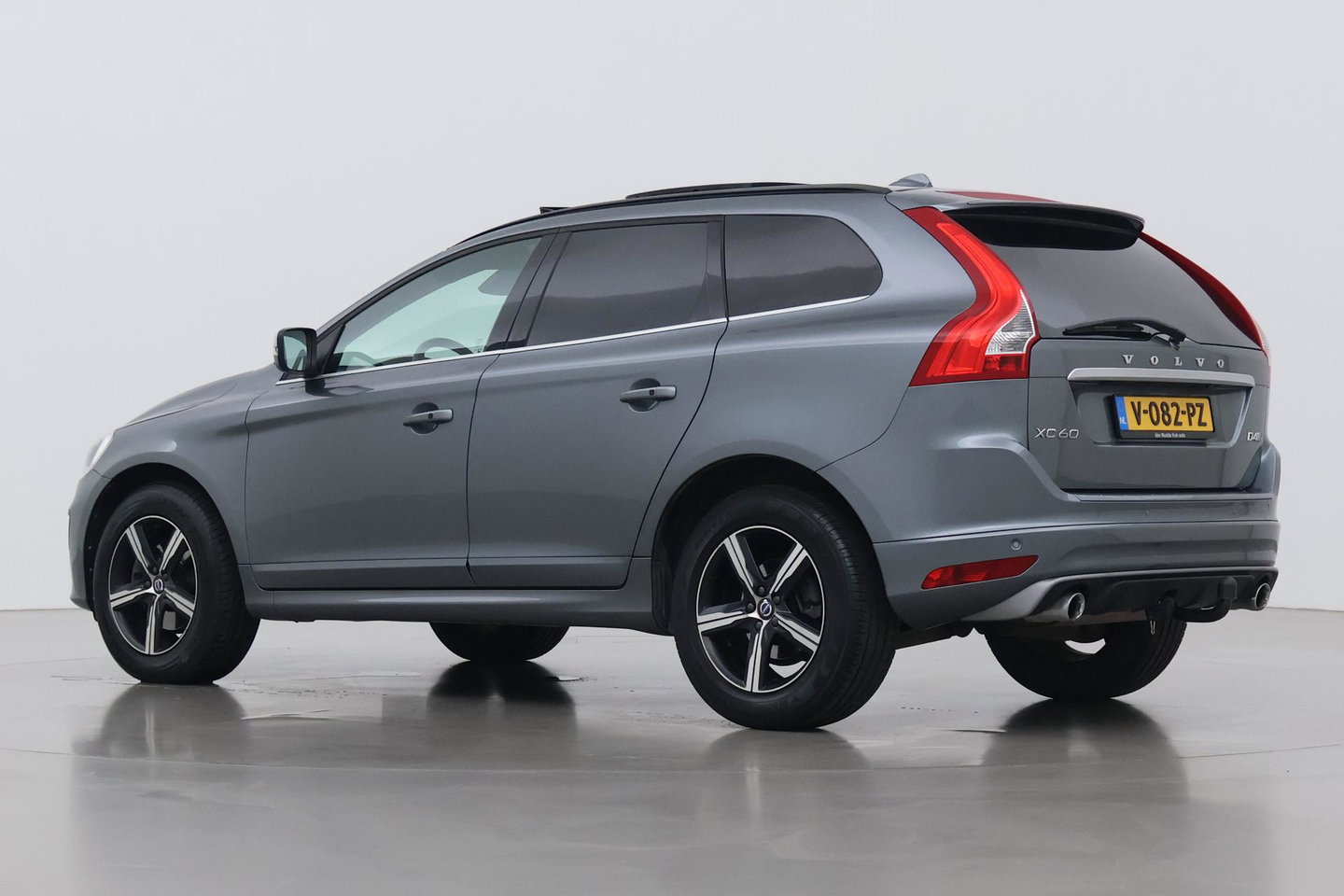 Volvo XC60 2.4 D4 AWD R-Design | GRIJS KENTEKEN | Panoramadak | Trekhaak | BLIS | Standkachel | Stoel+Stuurverwarming | Camera | ACC