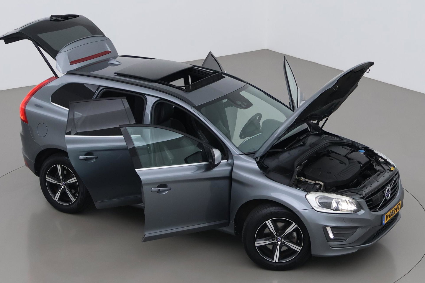 Volvo XC60 2.4 D4 AWD R-Design | GRIJS KENTEKEN | Panoramadak | Trekhaak | BLIS | Standkachel | Stoel+Stuurverwarming | Camera | ACC