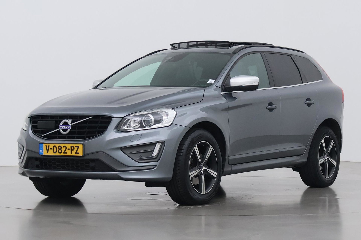 Volvo XC60 2.4 D4 AWD R-Design | GRIJS KENTEKEN | Panoramadak | Trekhaak | BLIS | Standkachel | Stoel+Stuurverwarming | Camera | ACC