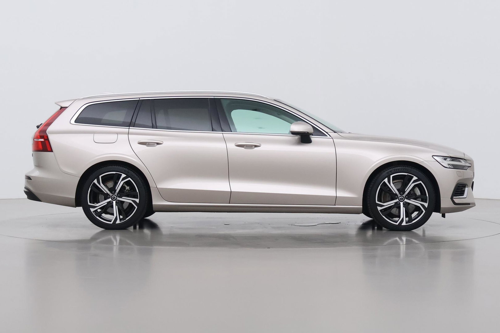 Volvo V60 T6 Plus Bright | LONG RANGE | Harman/Kardon | BLIS | Memory | Trekhaak | ACC | Camera | Stoel+Stuurverwarming