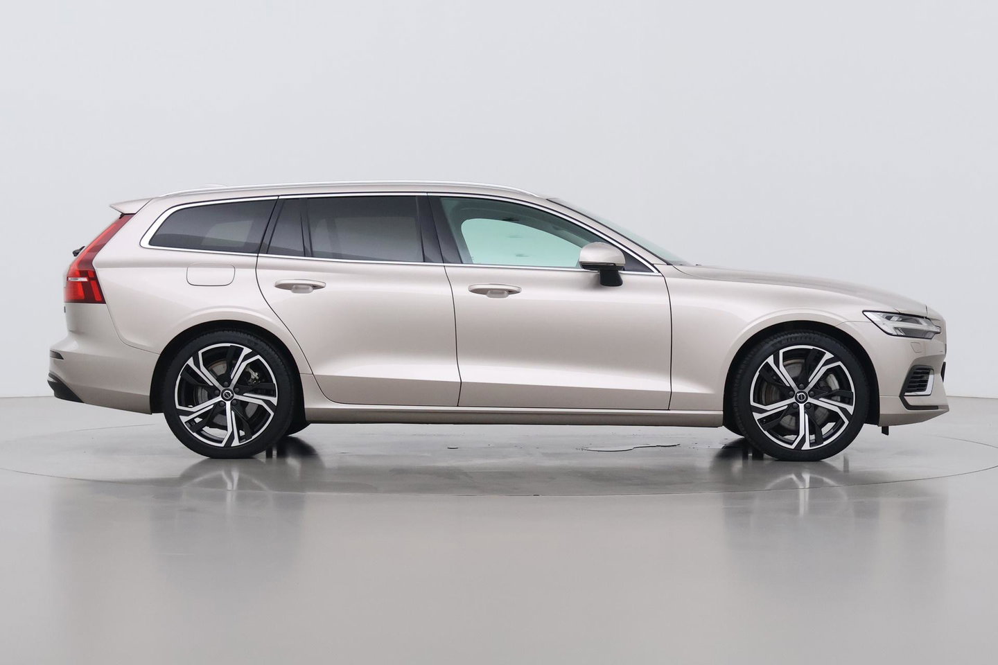 Volvo V60 T6 Plus Bright | LONG RANGE | Harman/Kardon | BLIS | Memory | Trekhaak | ACC | Camera | Stoel+Stuurverwarming
