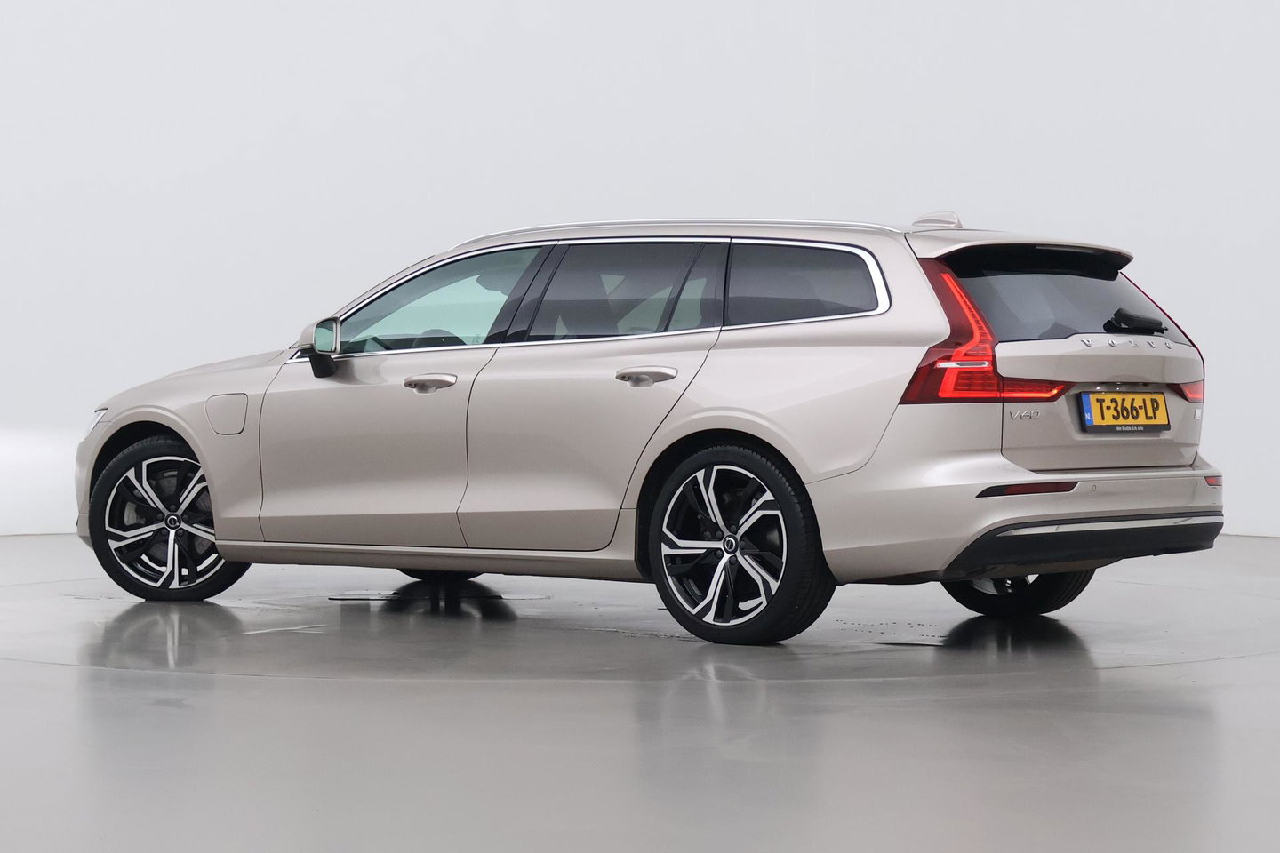 Volvo V60 T6 Plus Bright | LONG RANGE | Harman/Kardon | BLIS | Memory | Trekhaak | ACC | Camera | Stoel+Stuurverwarming