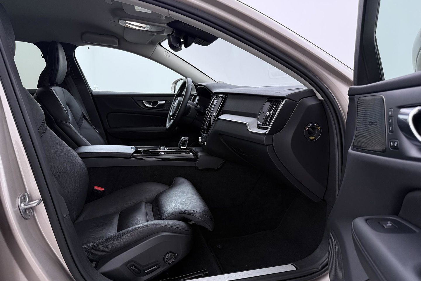 Volvo V60 T6 Plus Bright | LONG RANGE | Harman/Kardon | BLIS | Memory | Trekhaak | ACC | Camera | Stoel+Stuurverwarming