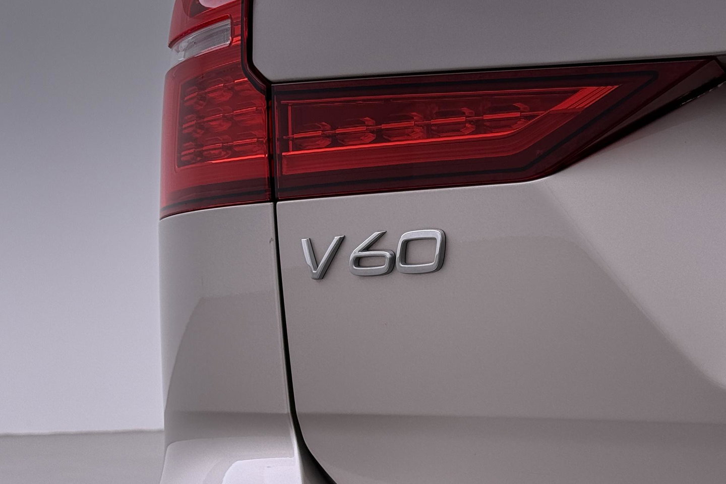 Volvo V60 T6 Plus Bright | LONG RANGE | Harman/Kardon | BLIS | Memory | Trekhaak | ACC | Camera | Stoel+Stuurverwarming
