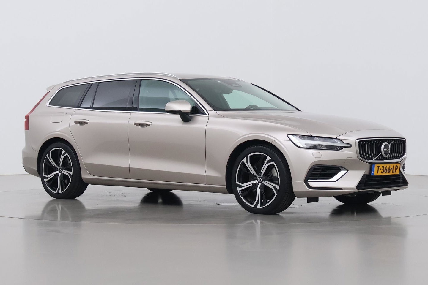 Volvo V60 T6 Plus Bright | LONG RANGE | Harman/Kardon | BLIS | Memory | Trekhaak | ACC | Camera | Stoel+Stuurverwarming