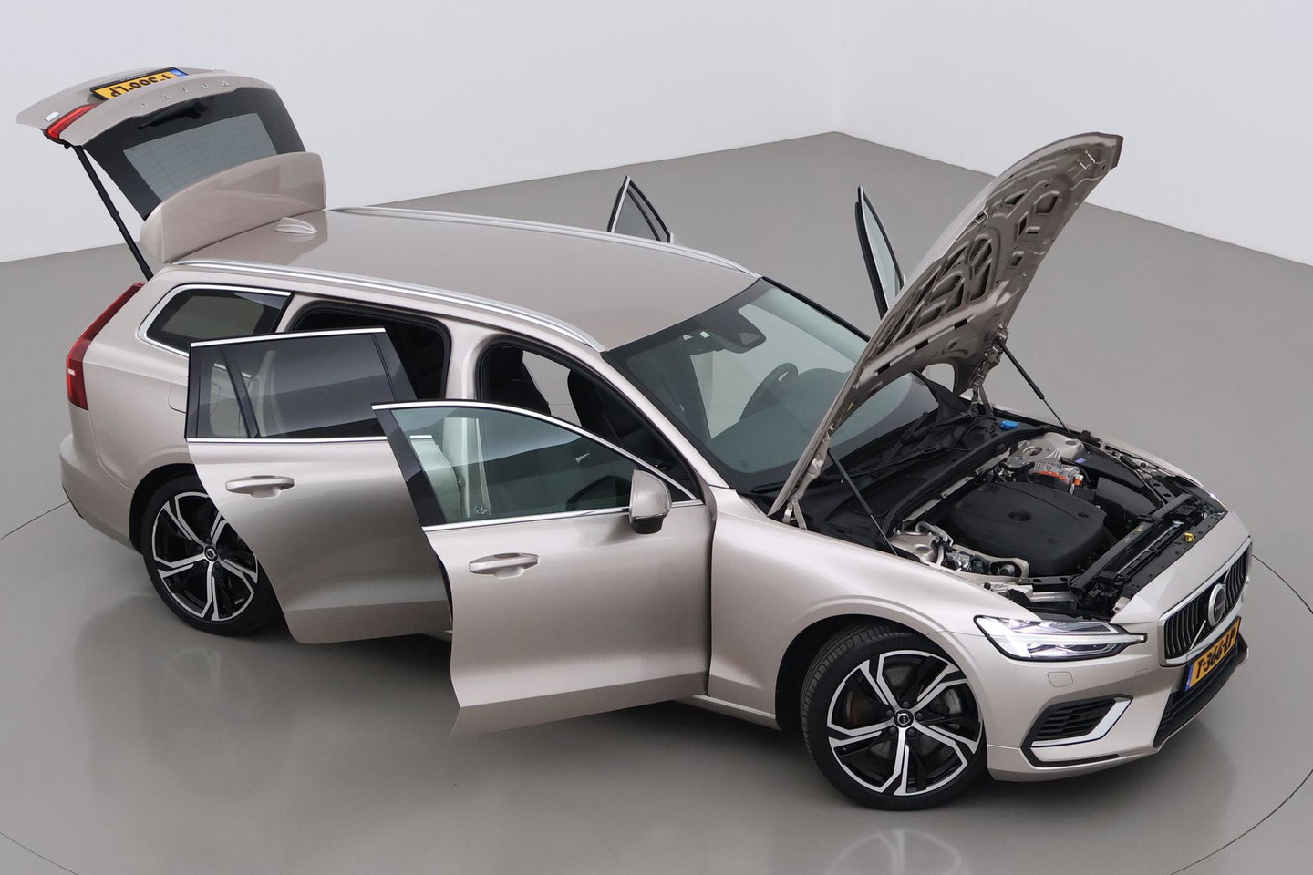 Volvo V60 T6 Plus Bright | LONG RANGE | Harman/Kardon | BLIS | Memory | Trekhaak | ACC | Camera | Stoel+Stuurverwarming