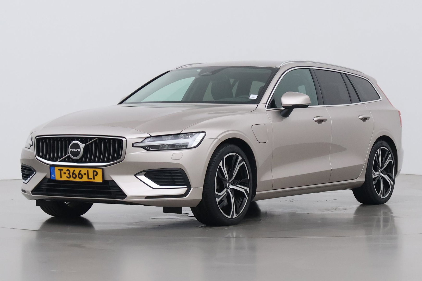 Volvo V60 T6 Plus Bright | LONG RANGE | Harman/Kardon | BLIS | Memory | Trekhaak | ACC | Camera | Stoel+Stuurverwarming