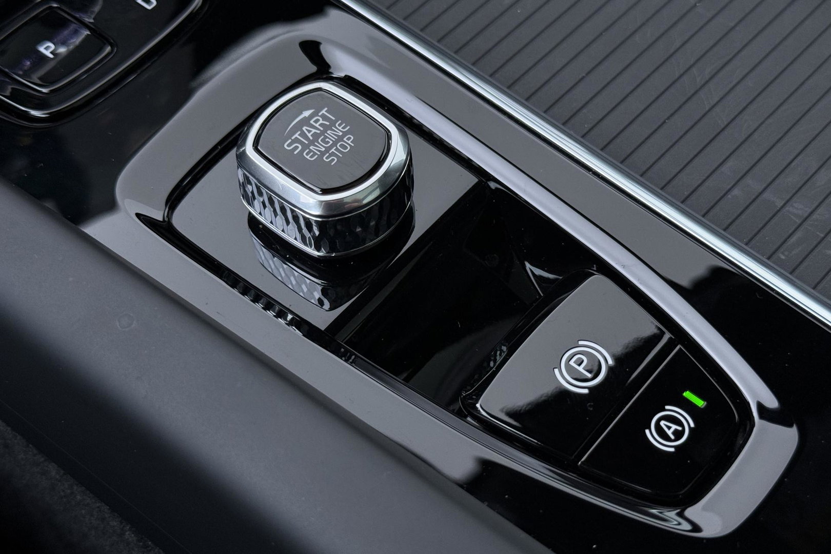 Volvo XC60 T6 Plus Black Edition | Bowers&Wilkins | Panoramadak | 360° Camera | Ventilatie + Massagestoelen | Trekhaak | Pilot Assist
