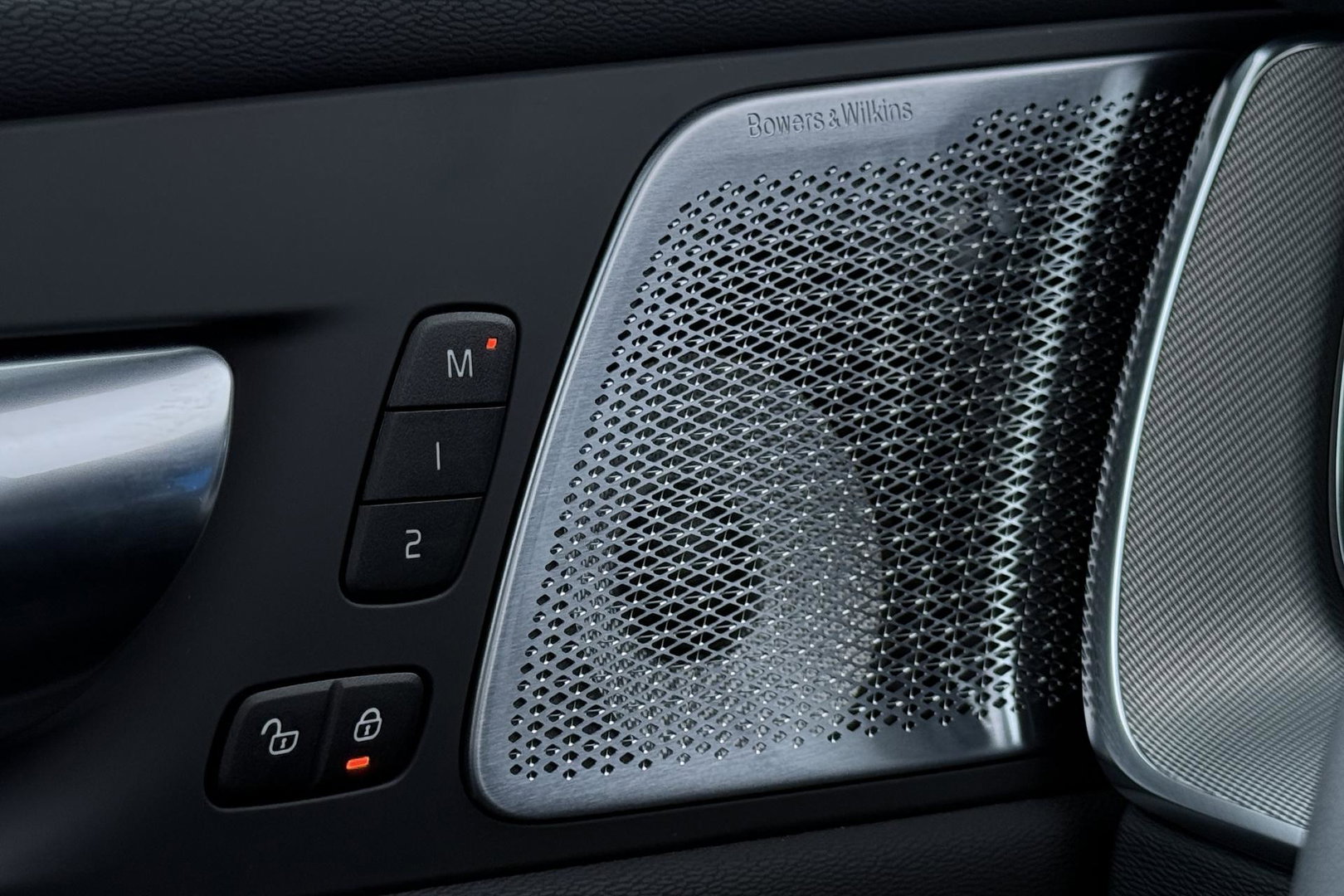 Volvo XC60 T6 Plus Black Edition | Bowers&Wilkins | Panoramadak | 360° Camera | Ventilatie + Massagestoelen | Trekhaak | Pilot Assist