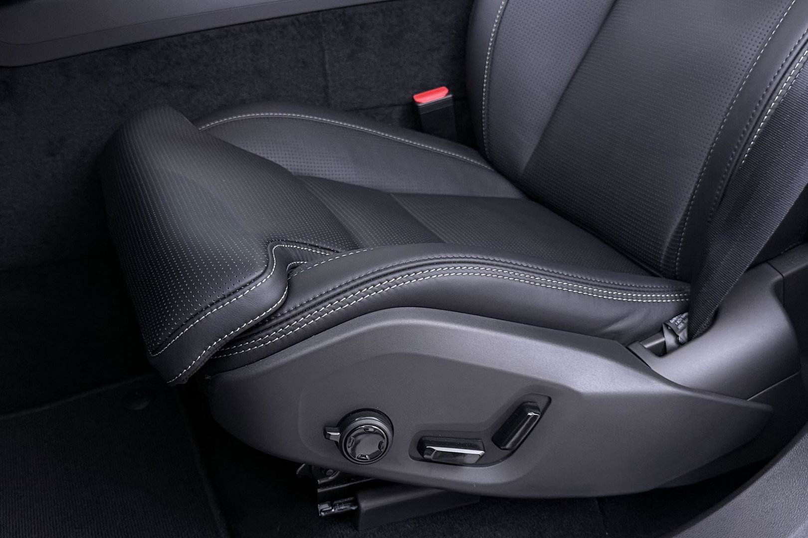Volvo XC60 T6 Plus Black Edition | Bowers&Wilkins | Panoramadak | 360° Camera | Ventilatie + Massagestoelen | Trekhaak | Pilot Assist
