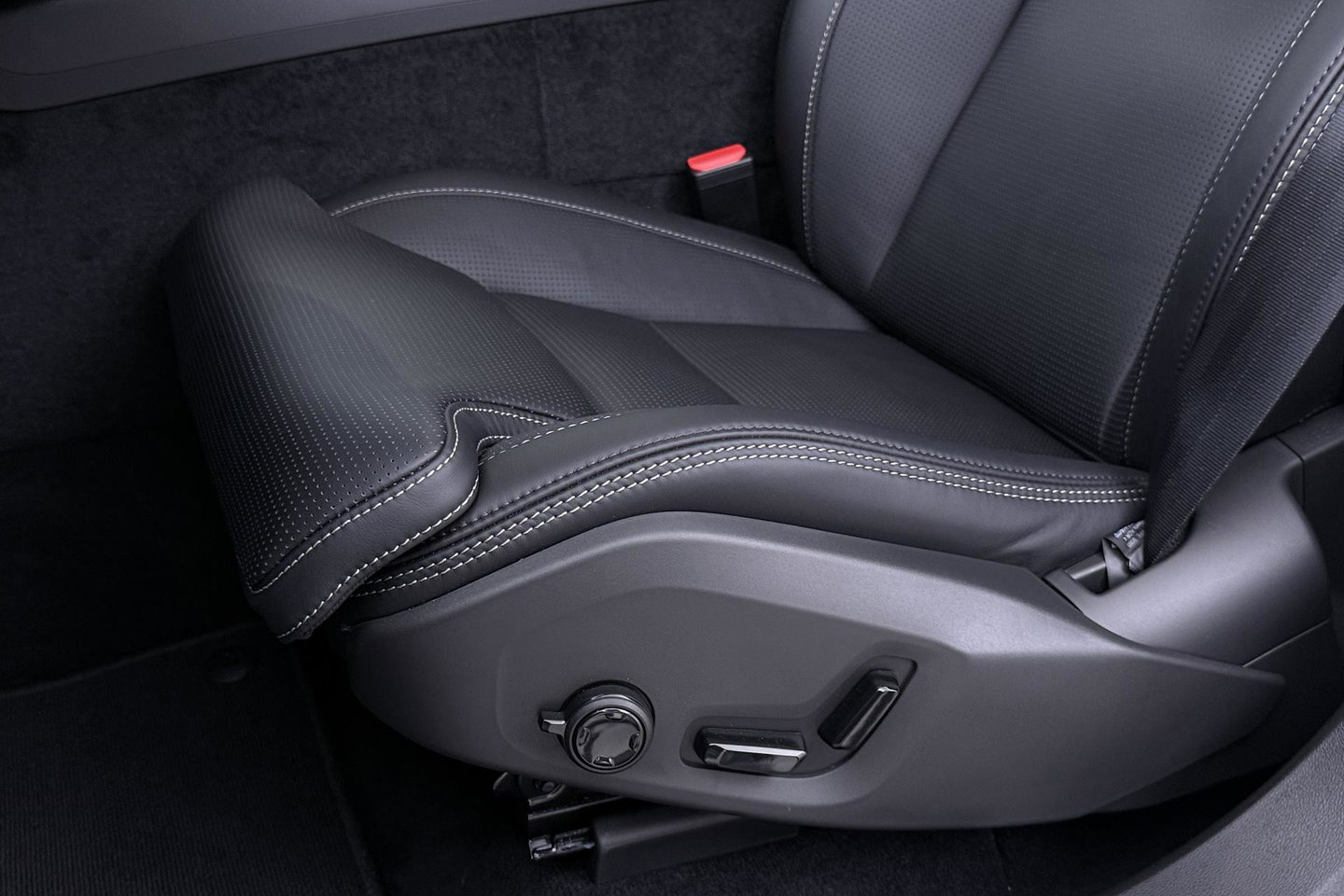 Volvo XC60 T6 Plus Black Edition | Bowers&Wilkins | Panoramadak | 360° Camera | Ventilatie + Massagestoelen | Trekhaak | Pilot Assist