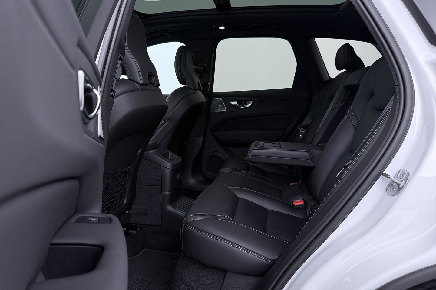 Volvo XC60 T6 Plus Black Edition | Bowers&Wilkins | Panoramadak | 360° Camera | Ventilatie + Massagestoelen | Trekhaak | Pilot Assist