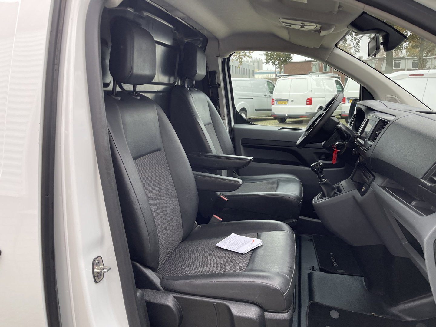 Opel Vivaro 2.0 CDTI 122pk L2H1 Edition nieuwe type / vaste prijs rijklaar € 12.950 ex btw / lease vanaf € 256 / airco / cruie / navi / camera / pdc / trekhaak 2500 kg !