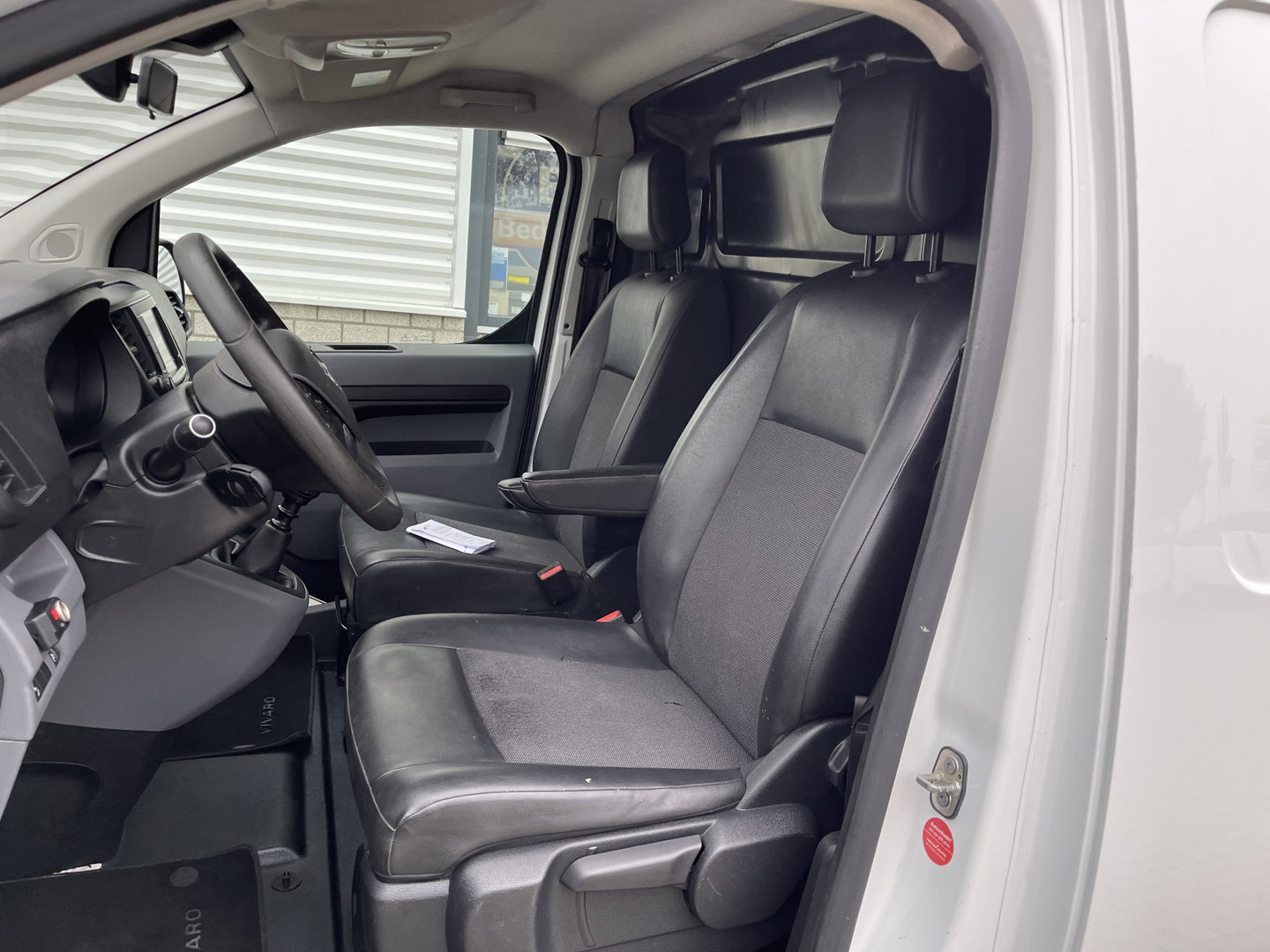 Opel Vivaro 2.0 CDTI 122pk L2H1 Edition nieuwe type / vaste prijs rijklaar € 12.950 ex btw / lease vanaf € 256 / airco / cruie / navi / camera / pdc / trekhaak 2500 kg !