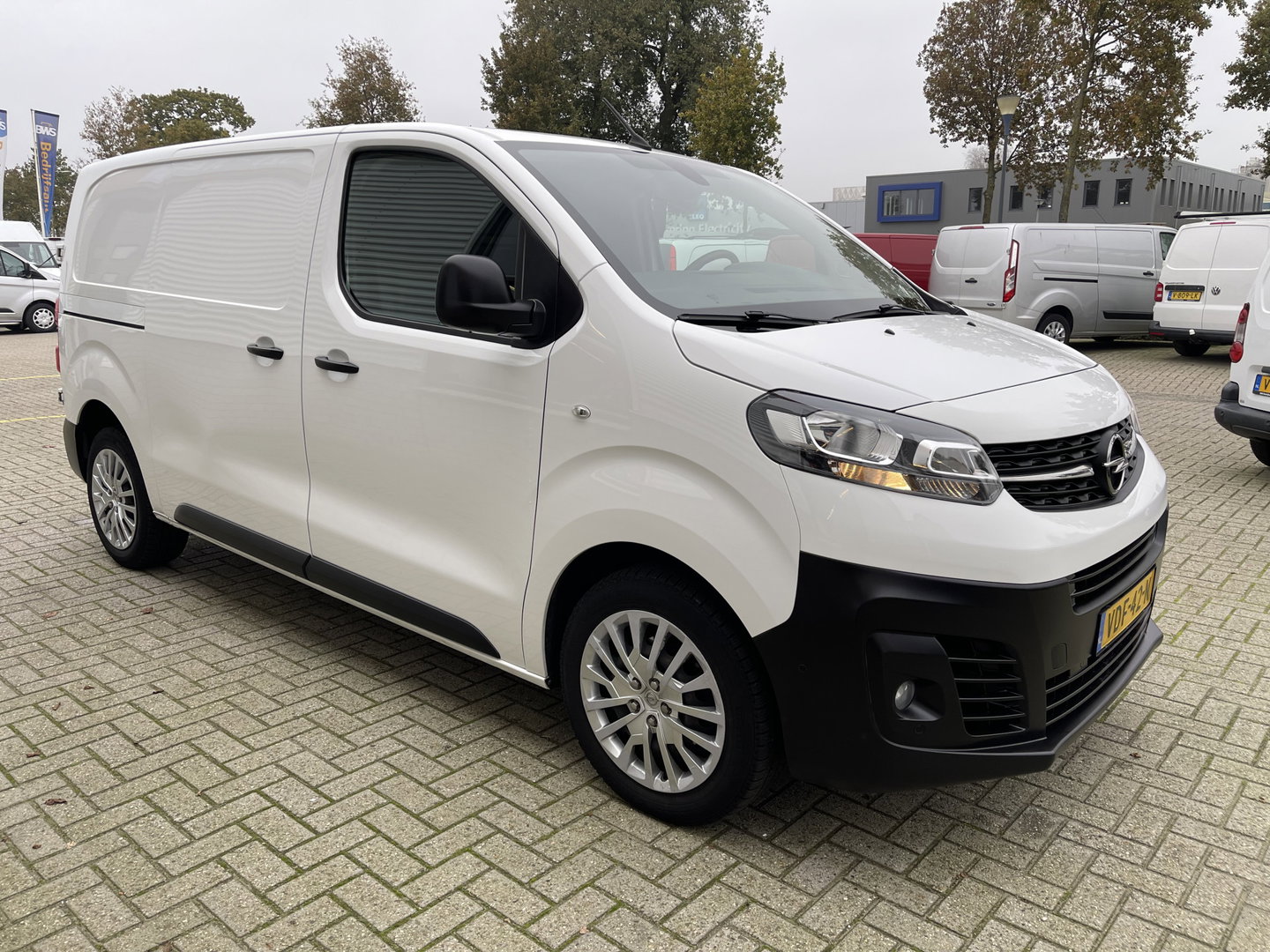 Opel Vivaro 2.0 CDTI 122pk L2H1 Edition nieuwe type / vaste prijs rijklaar € 12.950 ex btw / lease vanaf € 256 / airco / cruie / navi / camera / pdc / trekhaak 2500 kg !