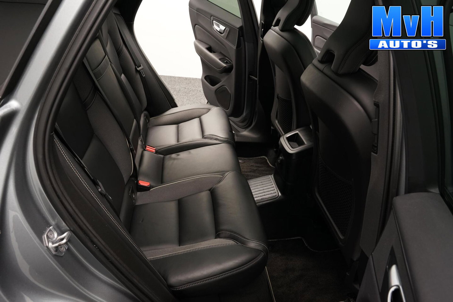 Volvo XC60 2.0 PHEV T6 AWD R-Design|PANO|H/K|TREKH|SOH93%