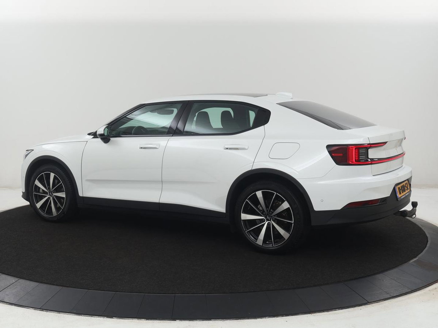 Polestar 2 Standard Range Single Motor 63kWh | SOH 91.5% | Panoramadak | Trekhaak | 360 camera | Harman/Kardon | Stuur/stoel verwarming | Carplay | Memory |