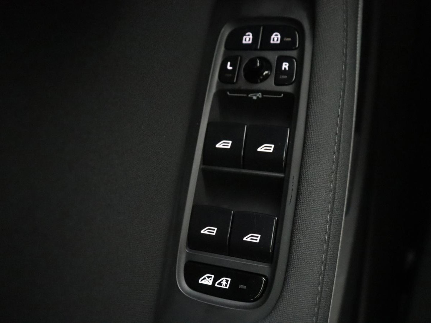 Polestar 2 Standard Range Single Motor 63kWh | SOH 91.5% | Panoramadak | Trekhaak | 360 camera | Harman/Kardon | Stuur/stoel verwarming | Carplay | Memory |