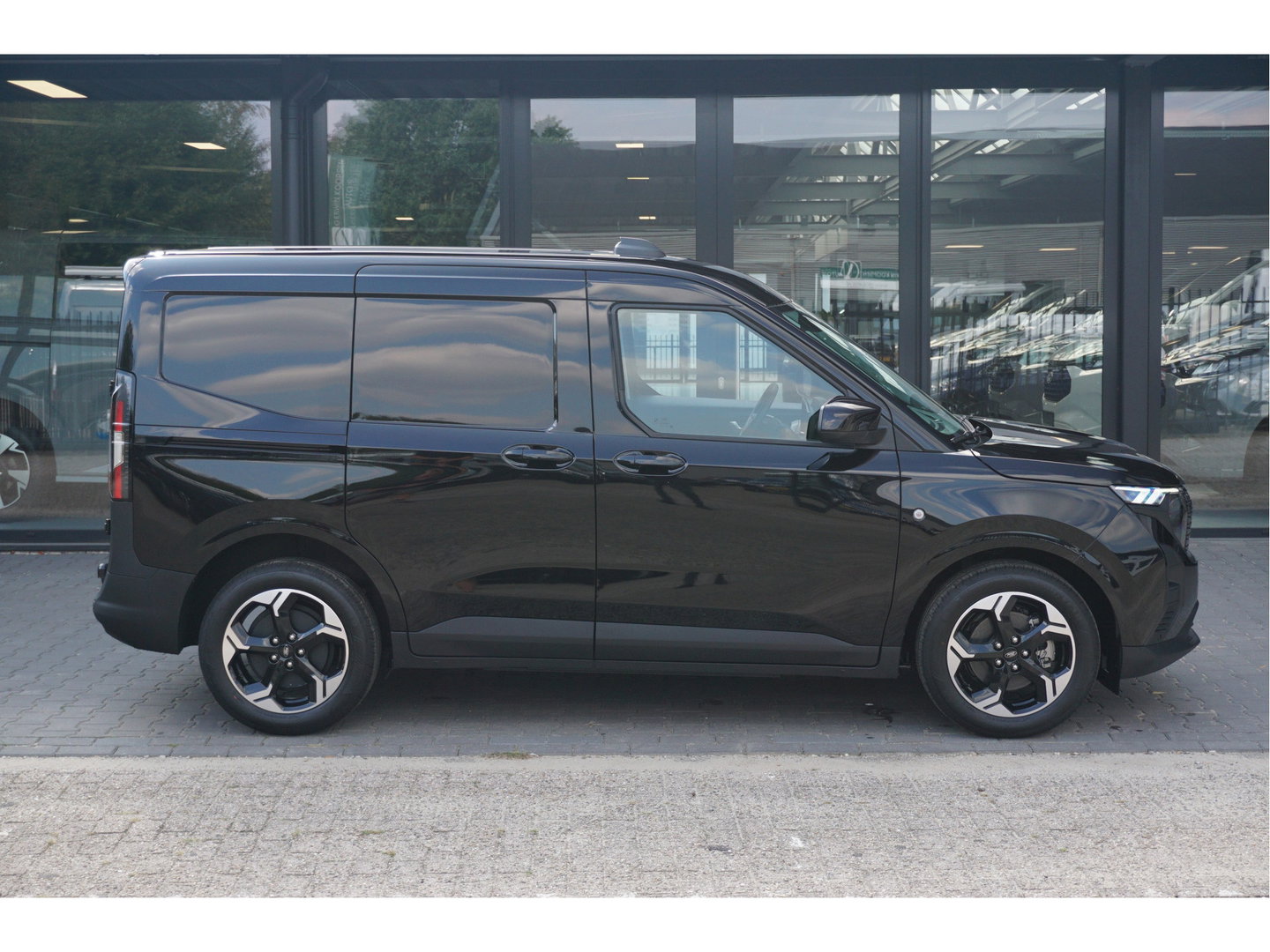 Ford Transit Courier Limited Elektrisch 46 kWh 136PK Apple CP/Android A, Cam, Stoel/Stuur verw. Trekhaak, LM Velg!! Nr. 02*